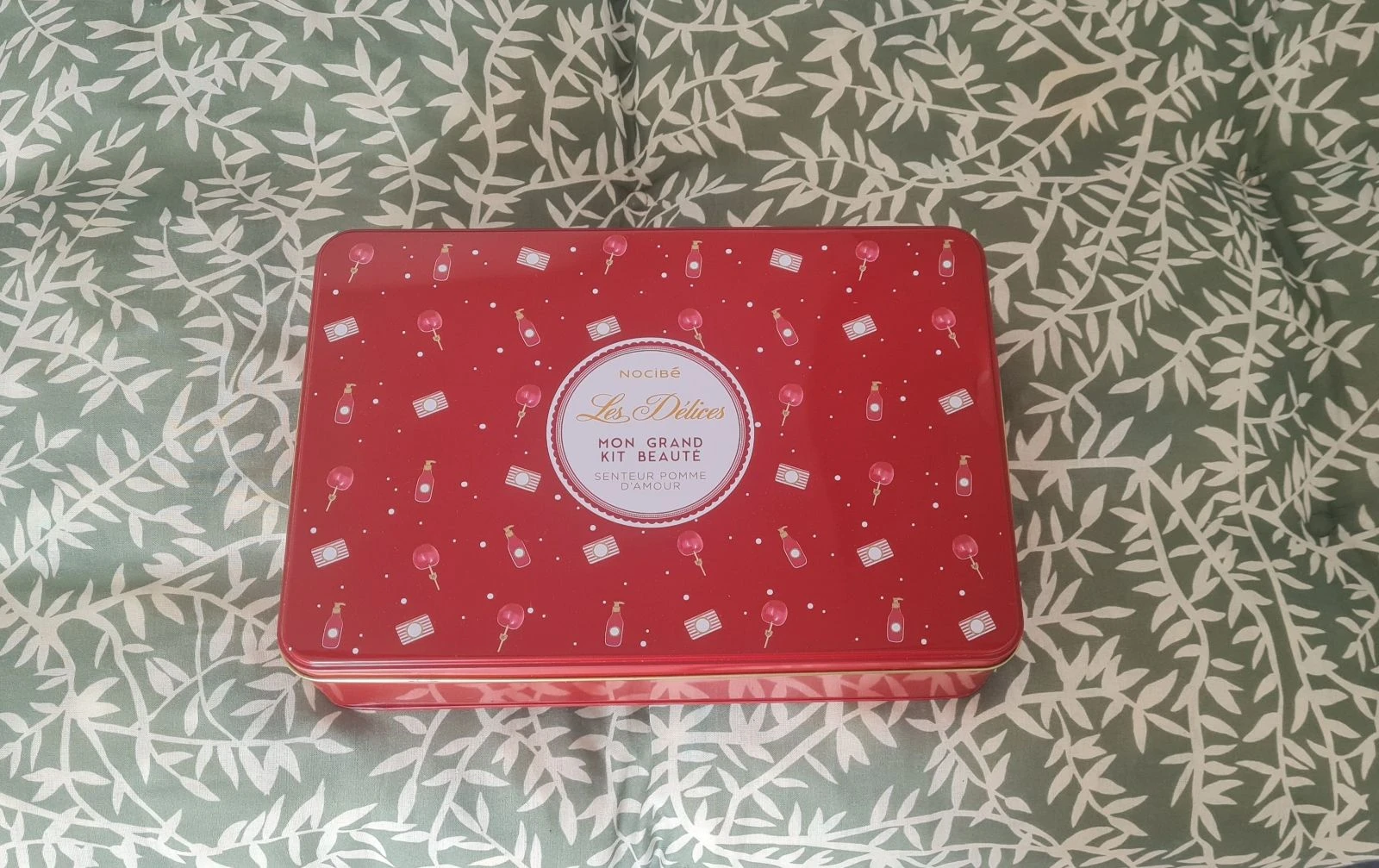 Boite métallique 🌺 Nocibé